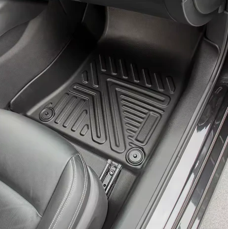 Piso GuardCar instalada en un Volkswagen Golf 2023